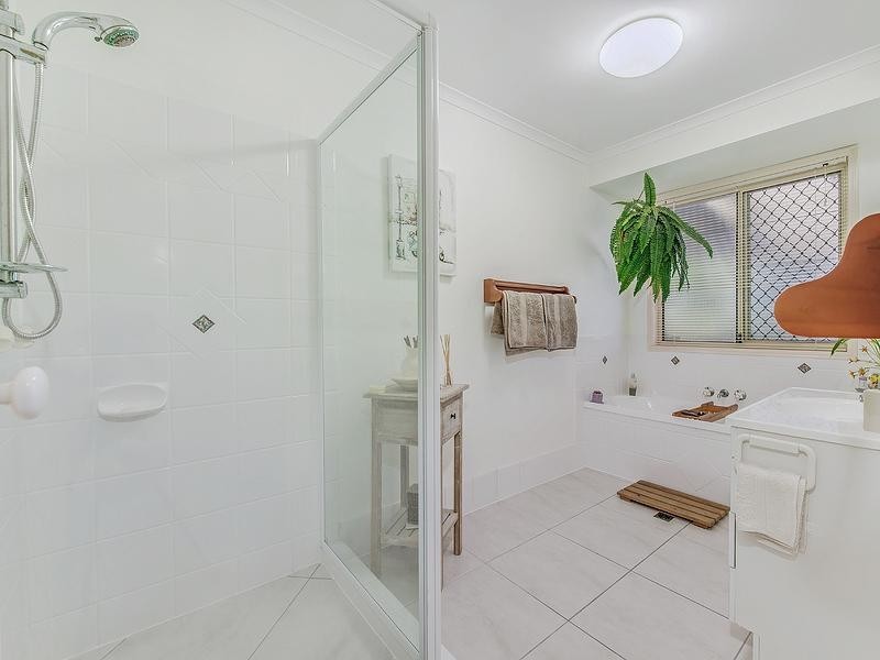 24 Athenree Place, Little Mountain QLD 4551