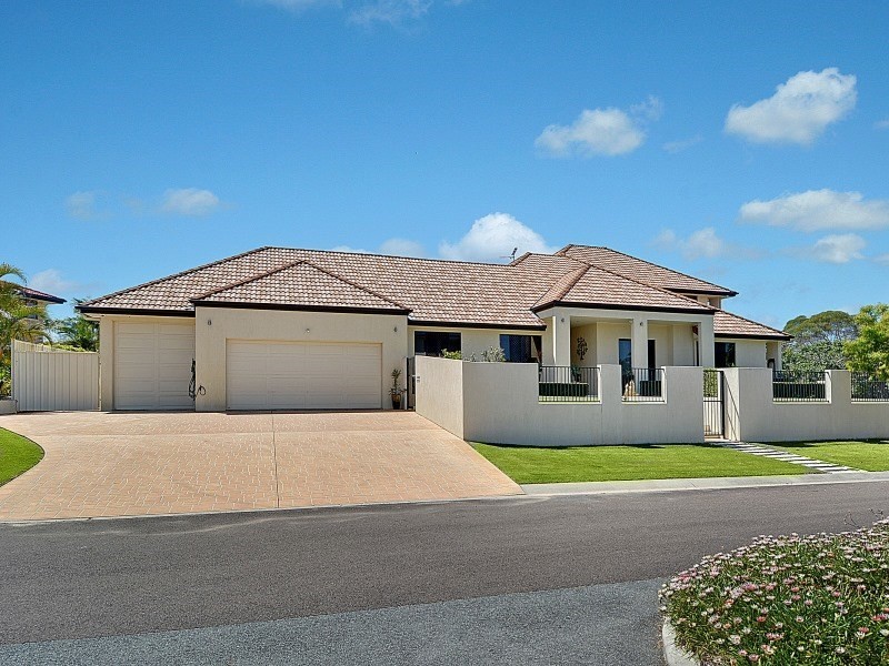 52 Kalowendha Avenue, Pelican Waters QLD 4551