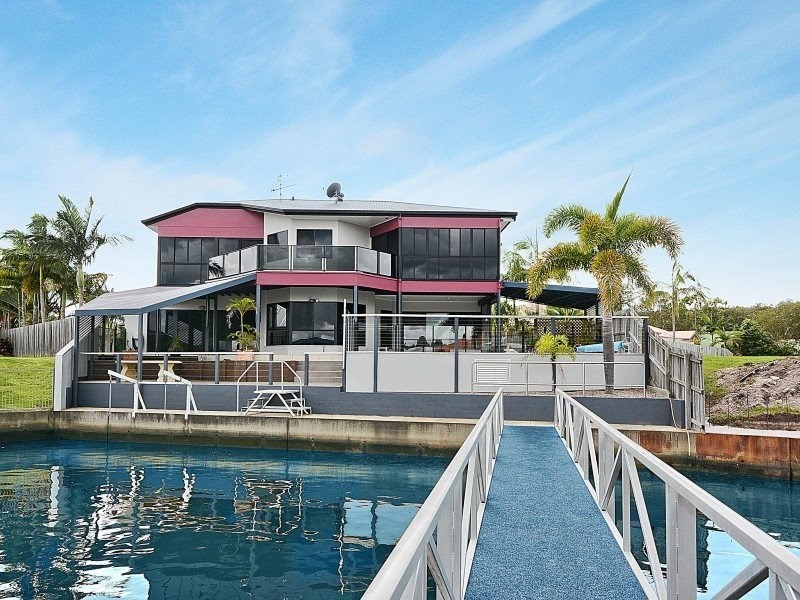 2 Quayline Close, Pelican Waters QLD 4551