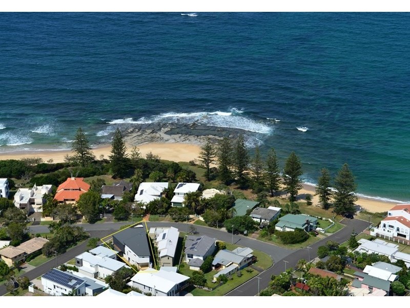 2 Mackay Street, Dicky Beach QLD 4551