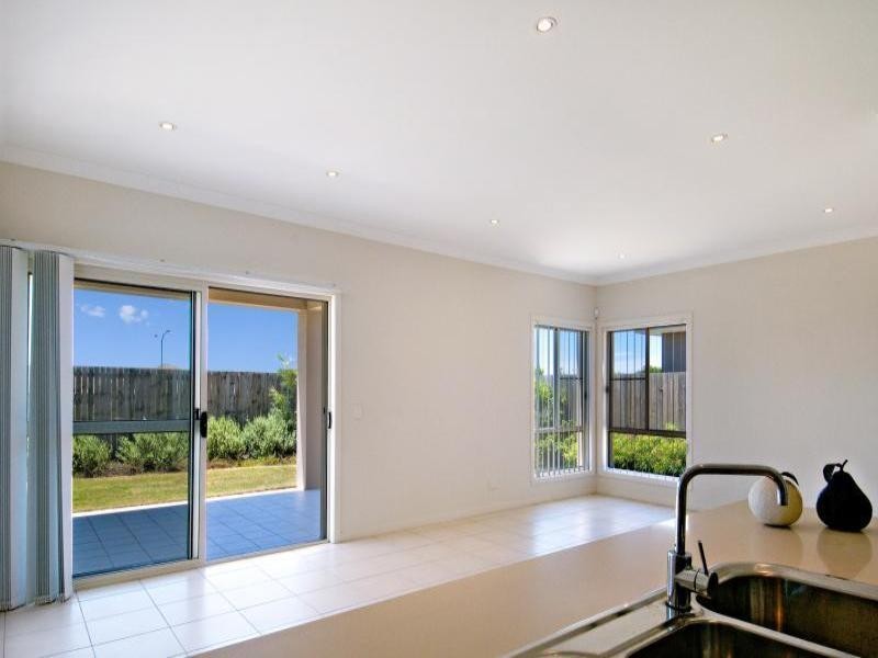 8 Pebbly Creek Crescent, Little Mountain QLD 4551