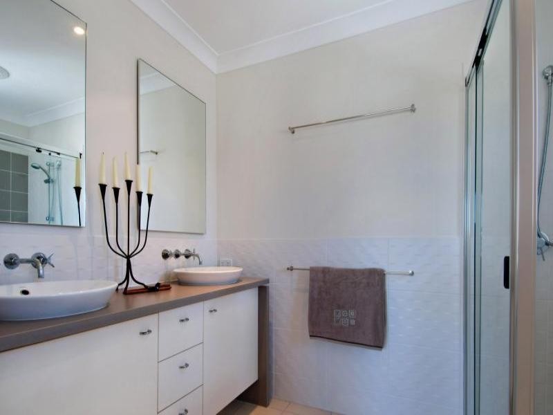 8 Pebbly Creek Crescent, Little Mountain QLD 4551