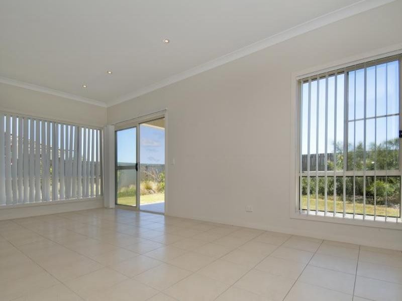 8 Pebbly Creek Crescent, Little Mountain QLD 4551