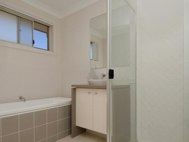 8 Pebbly Creek Crescent, Little Mountain QLD 4551