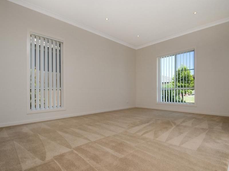 8 Pebbly Creek Crescent, Little Mountain QLD 4551