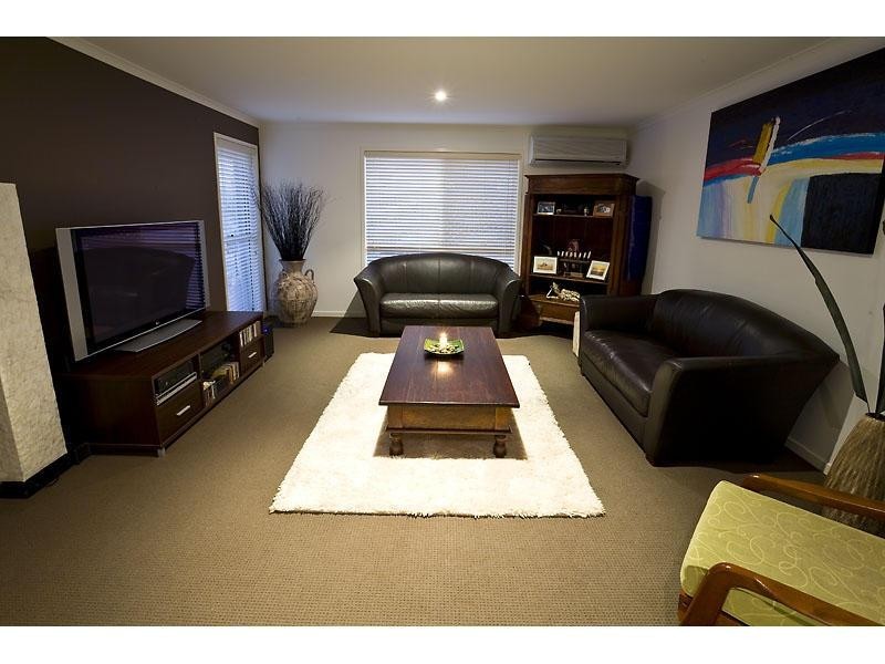 5 Hillview Crescent, Little Mountain QLD 4551