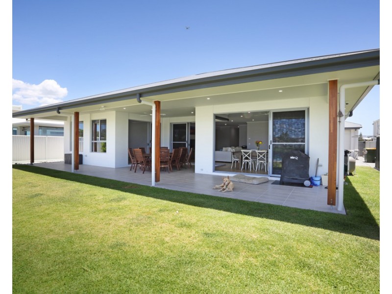 18 Westholme Circuit, Pelican Waters QLD 4551