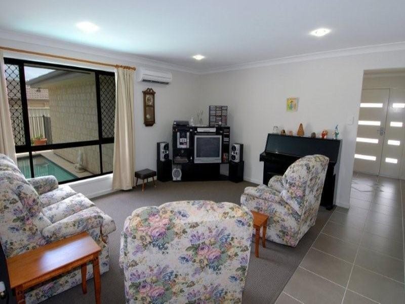 8 Hillview Crescent, Little Mountain QLD 4551