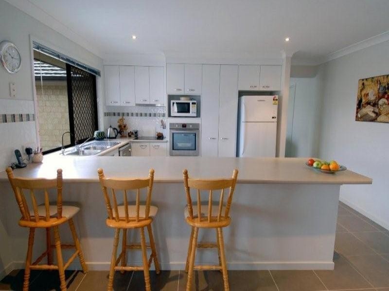 8 Hillview Crescent, Little Mountain QLD 4551