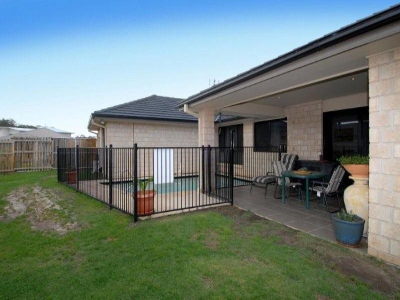 8 Hillview Crescent, Little Mountain QLD 4551