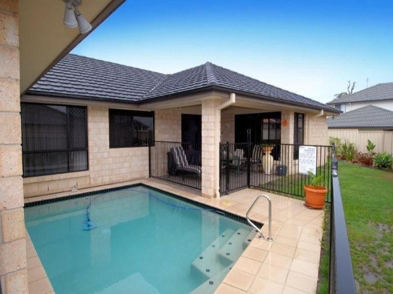 8 Hillview Crescent, Little Mountain QLD 4551