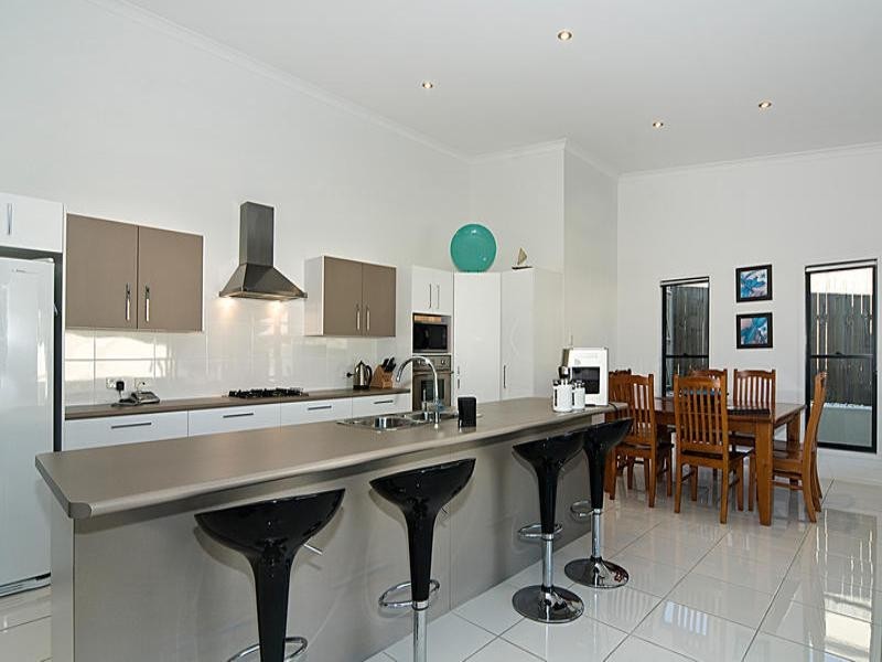 6 Pine Ridge Place, Little Mountain QLD 4551