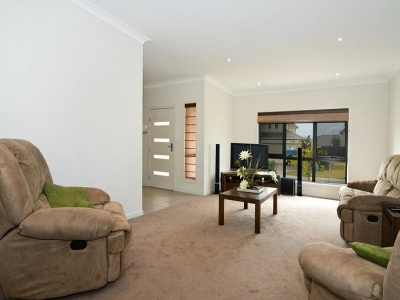 16 Hillview Crescent, Little Mountain QLD 4551