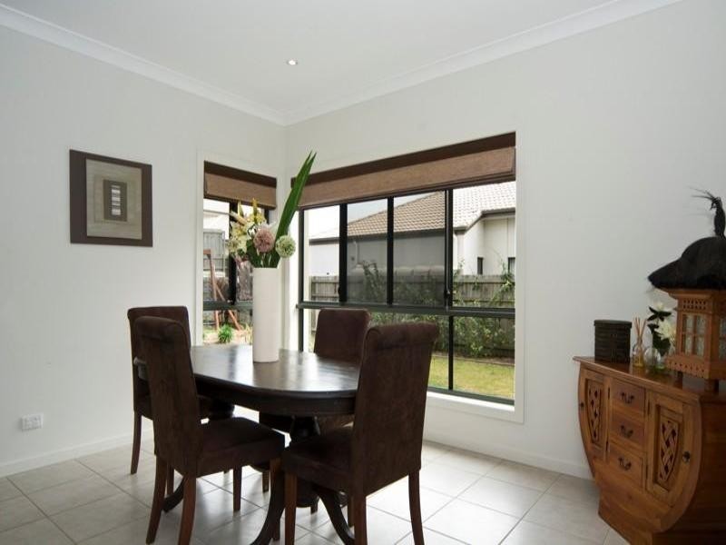 16 Hillview Crescent, Little Mountain QLD 4551