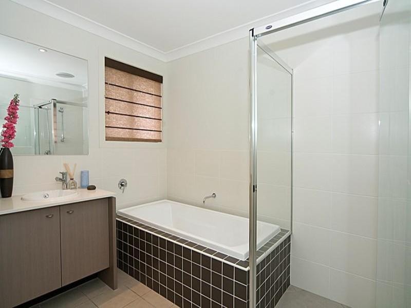 16 Hillview Crescent, Little Mountain QLD 4551