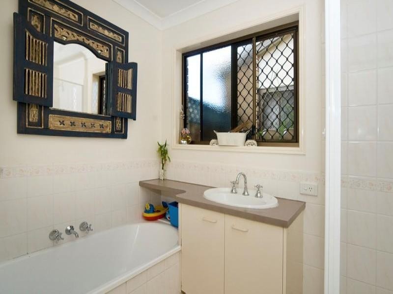 31 Lakeshore Place, Little Mountain QLD 4551