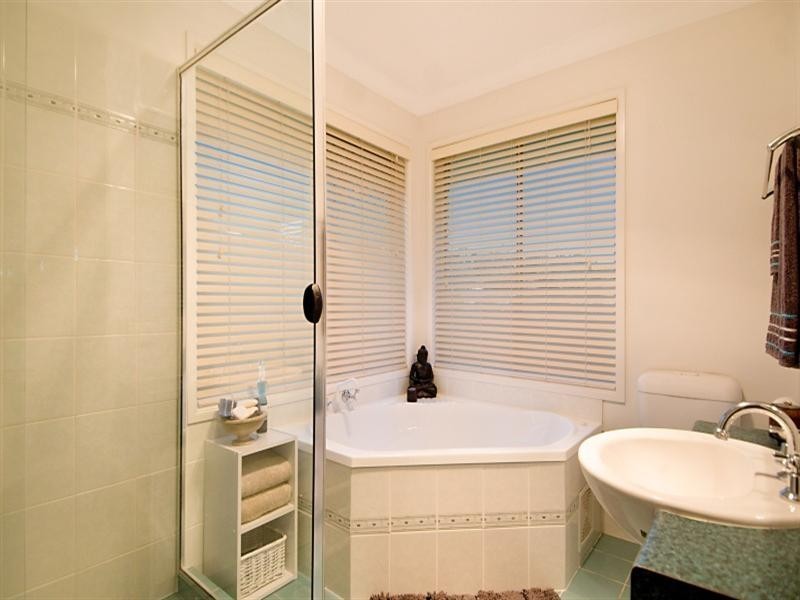 19 Phar Lap Court, Little Mountain QLD 4551