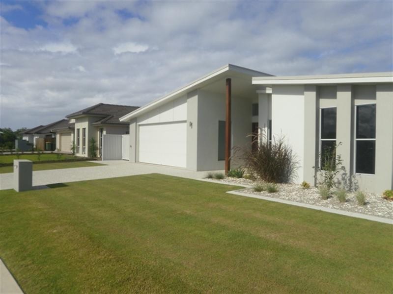 19 Whitehaven Way, Pelican Waters QLD 4551