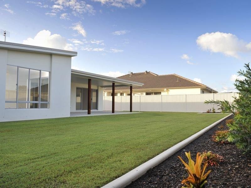 19 Whitehaven Way, Pelican Waters QLD 4551