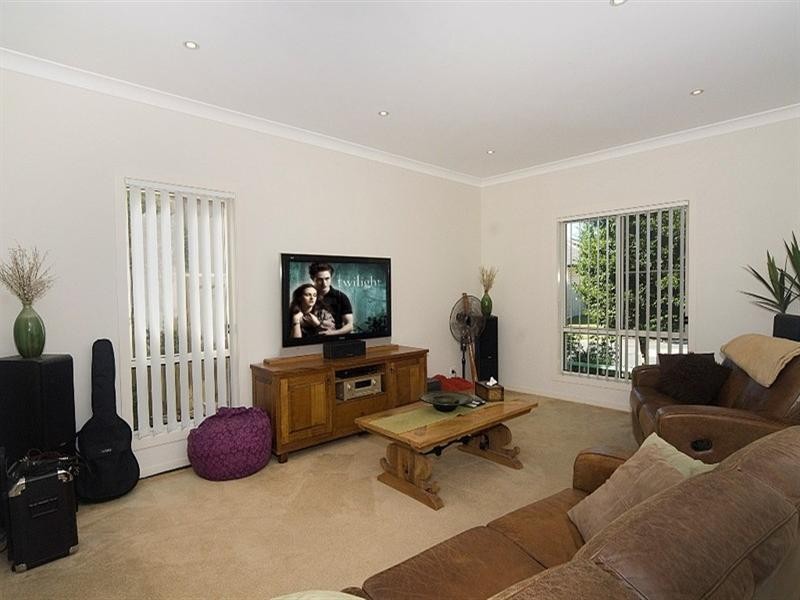 8 Pebbly Creek Crescent, Little Mountain QLD 4551