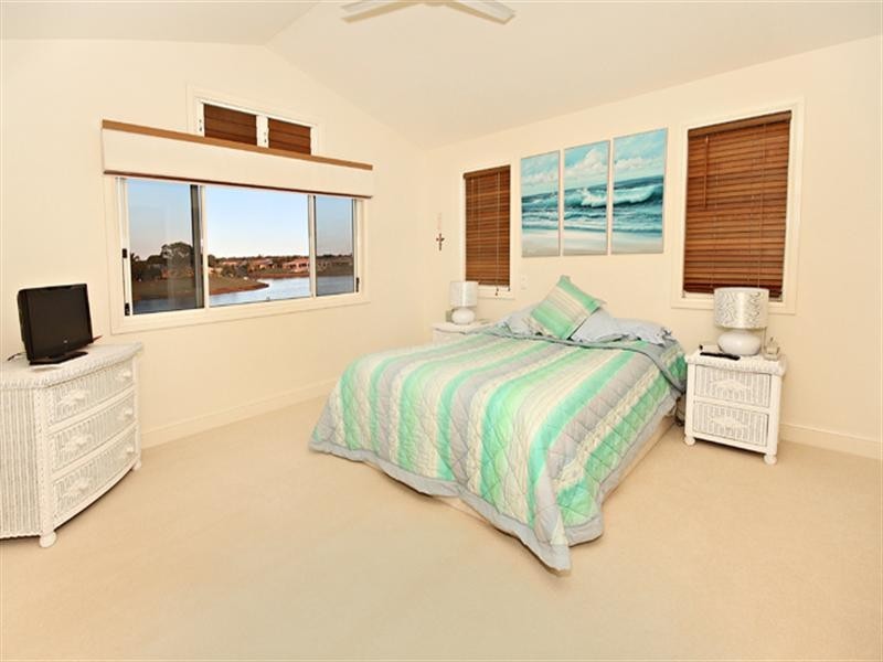6 Teneriffe Court, Kawana Island QLD 4575