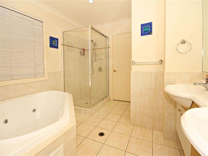 6 Teneriffe Court, Kawana Island QLD 4575
