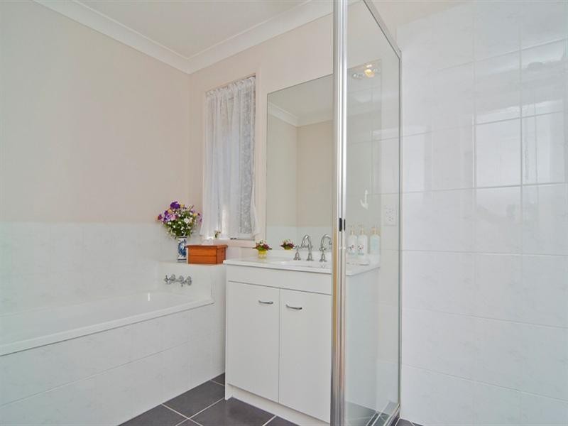 17 Andrew Avenue, Little Mountain QLD 4551