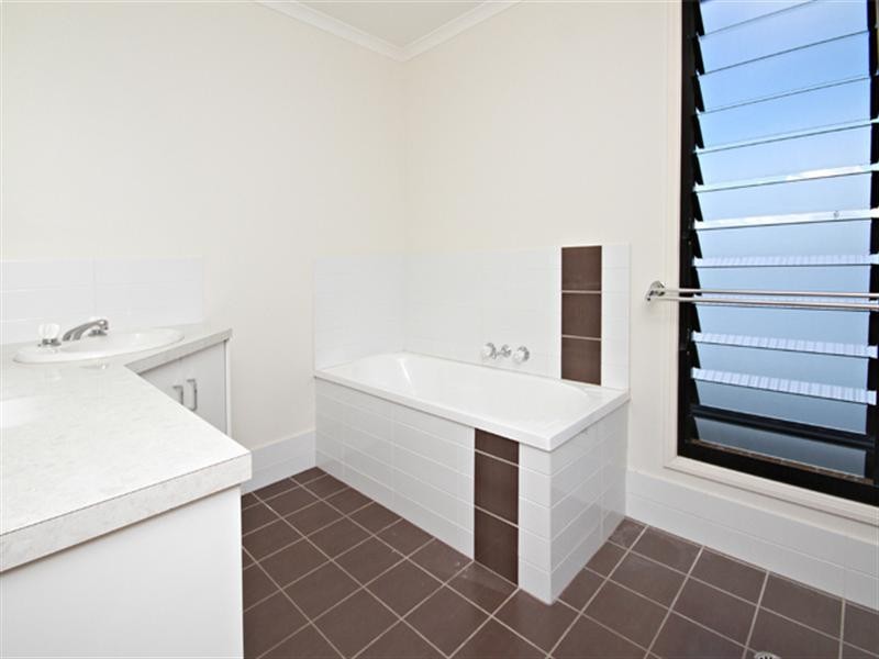 8 Domatia Place, Meridan Plains QLD 4551