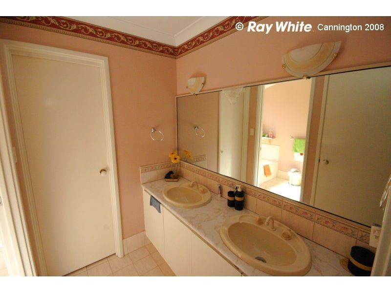 19 Dabchick Close, East Cannington WA 6107