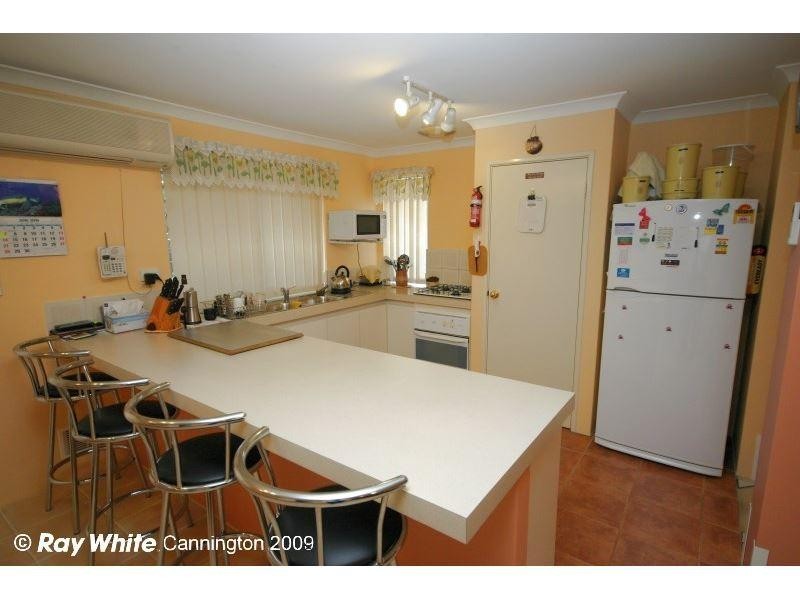 7 Bull Place, Queens Park WA 6107