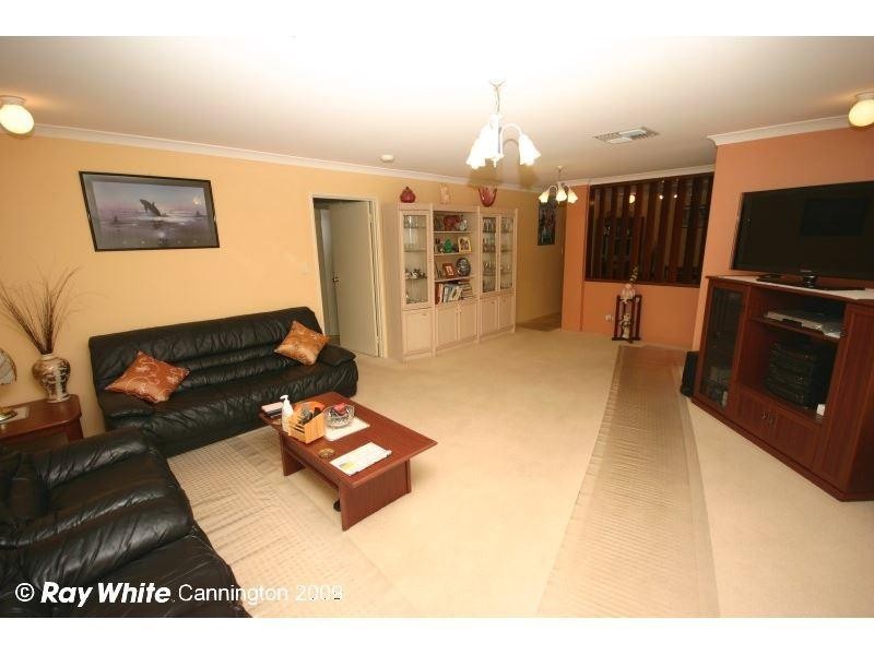 7 Bull Place, Queens Park WA 6107