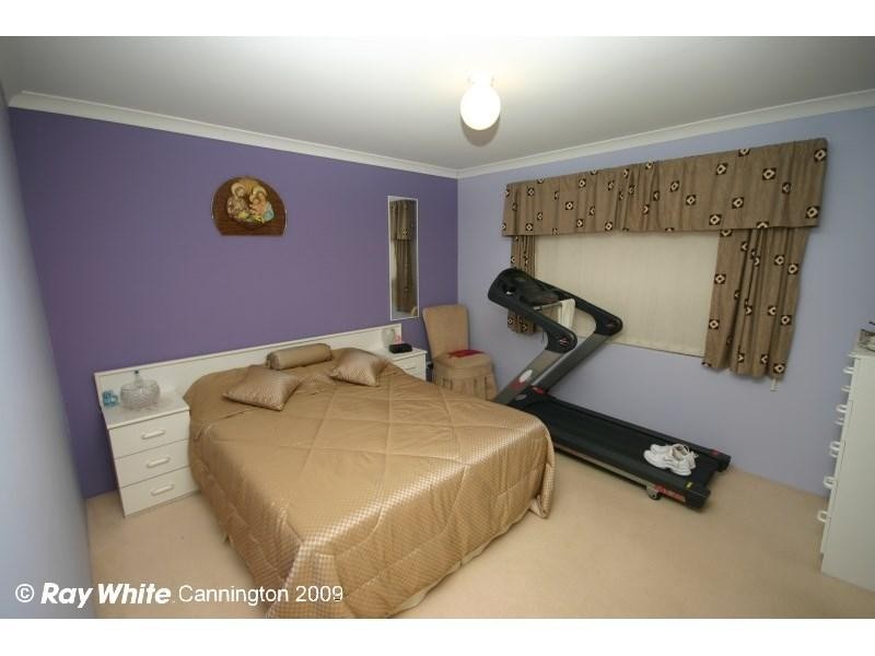 7 Bull Place, Queens Park WA 6107