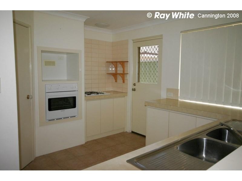 7 Oblate Retreat, Queens Park WA 6107