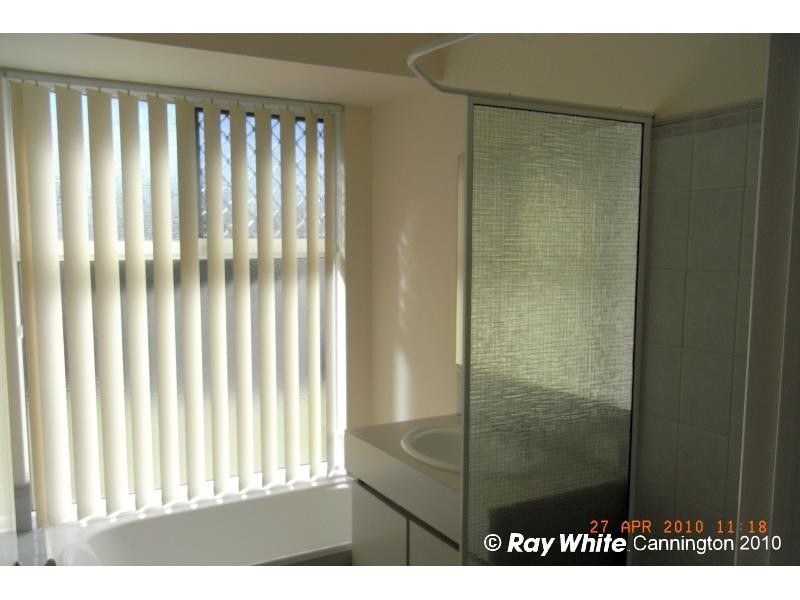 6 Oblate Retreat, Queens Park WA 6107