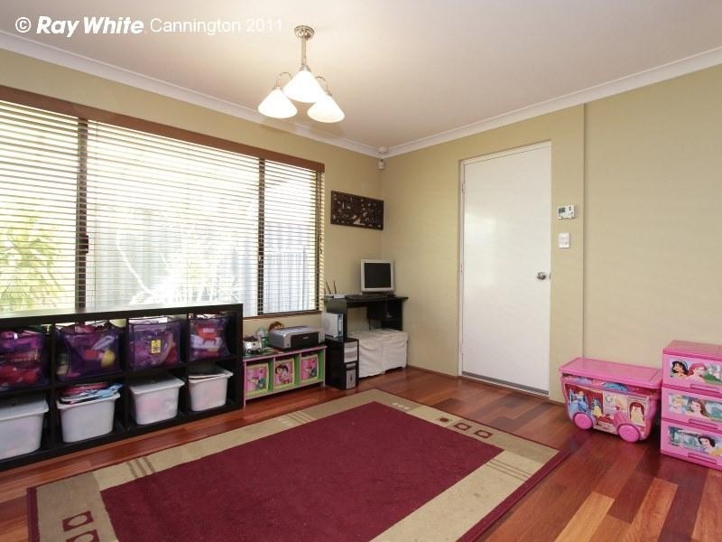 18 Abrolhos Loop, Beckenham WA 6107