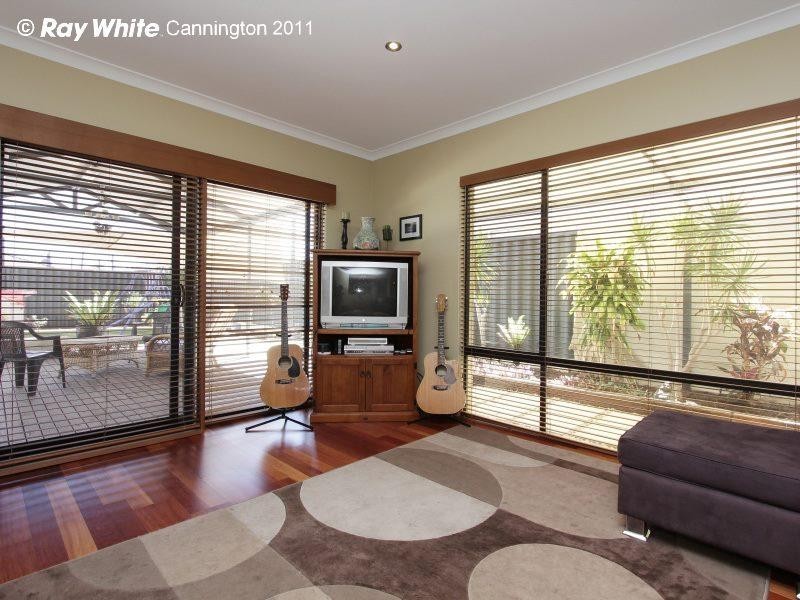 18 Abrolhos Loop, Beckenham WA 6107