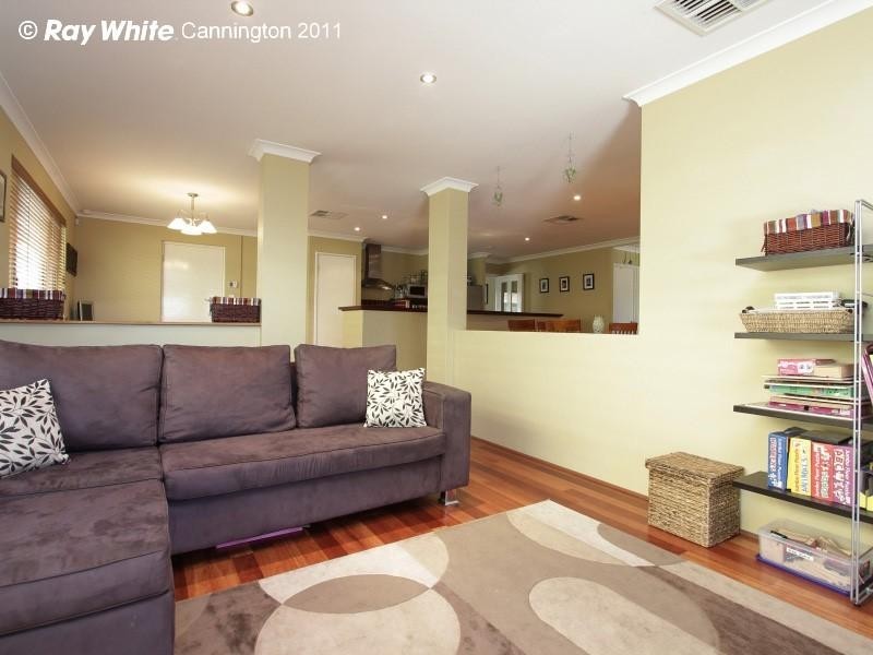 18 Abrolhos Loop, Beckenham WA 6107