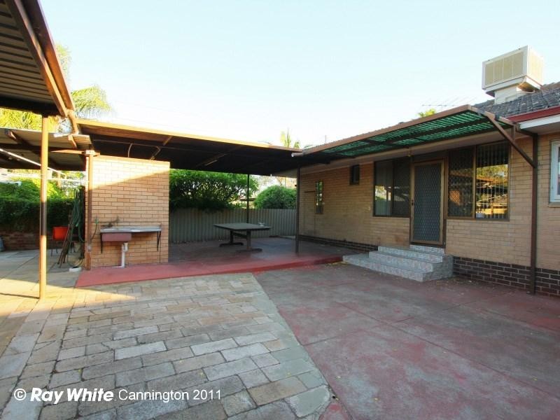 186 Railway Parade, Queens Park WA 6107