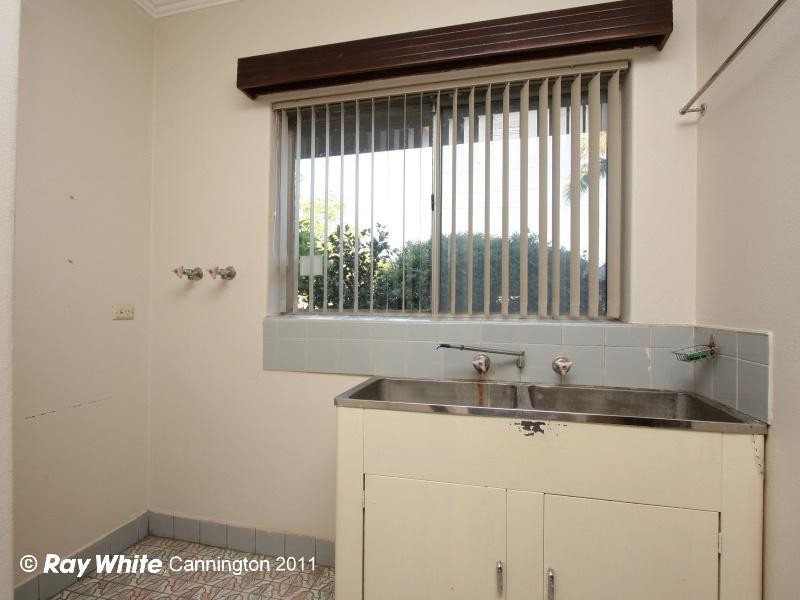 186 Railway Parade, Queens Park WA 6107