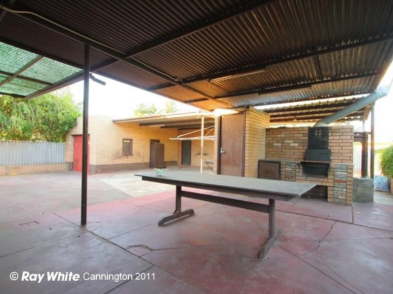 186 Railway Parade, Queens Park WA 6107