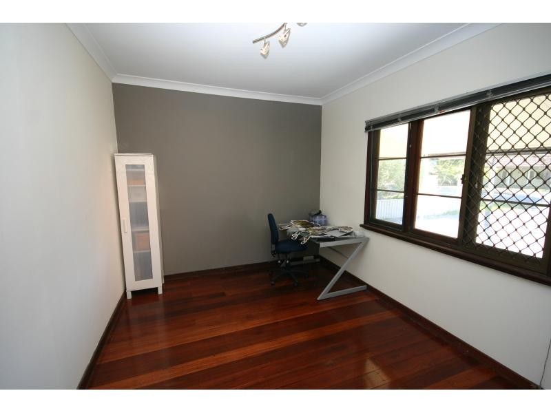 11 Taree Street, St James WA 6102
