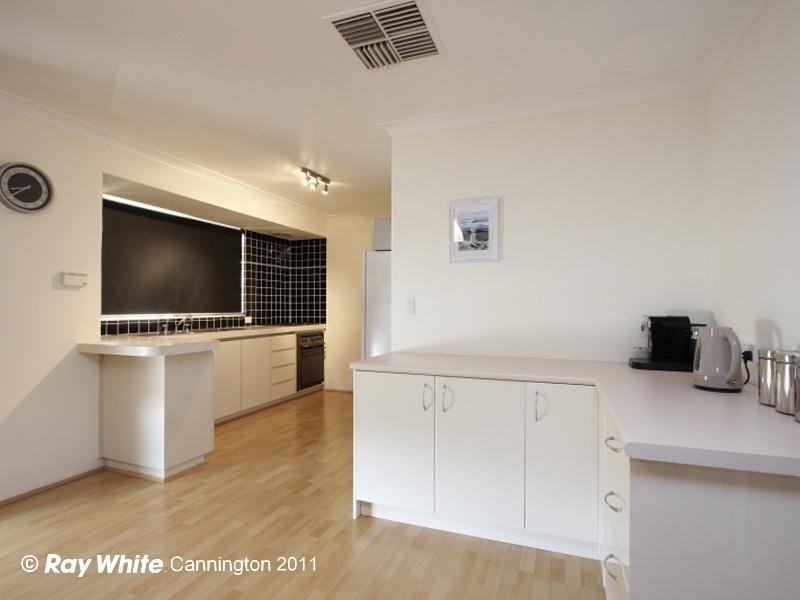 135 Seville Drive, Seville Grove WA 6112