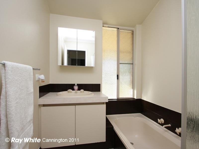 135 Seville Drive, Seville Grove WA 6112