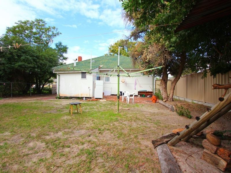 22 Barnsley Street, Queens Park WA 6107