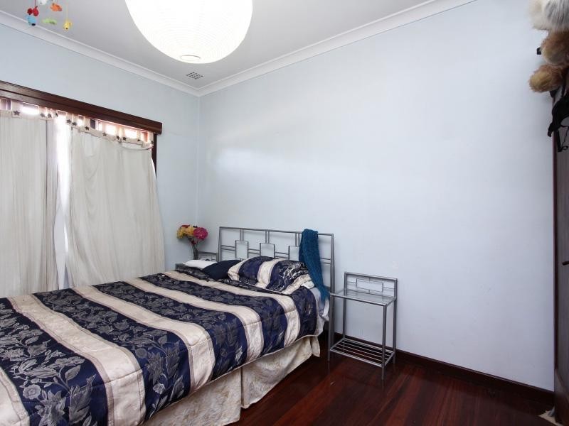 22 Barnsley Street, Queens Park WA 6107