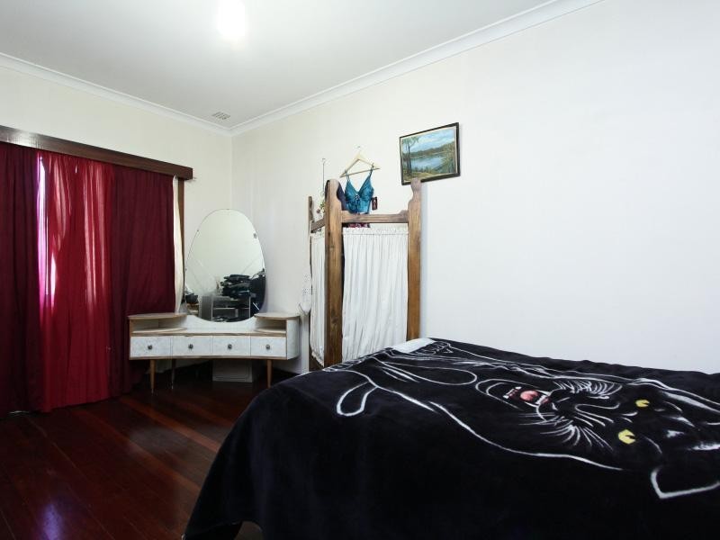 22 Barnsley Street, Queens Park WA 6107