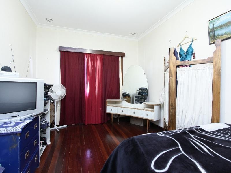 22 Barnsley Street, Queens Park WA 6107