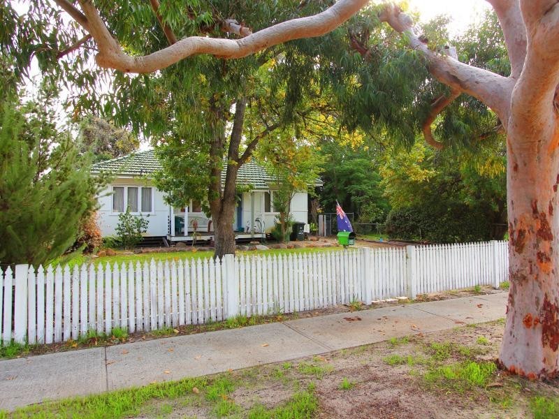 22 Barnsley Street, Queens Park WA 6107