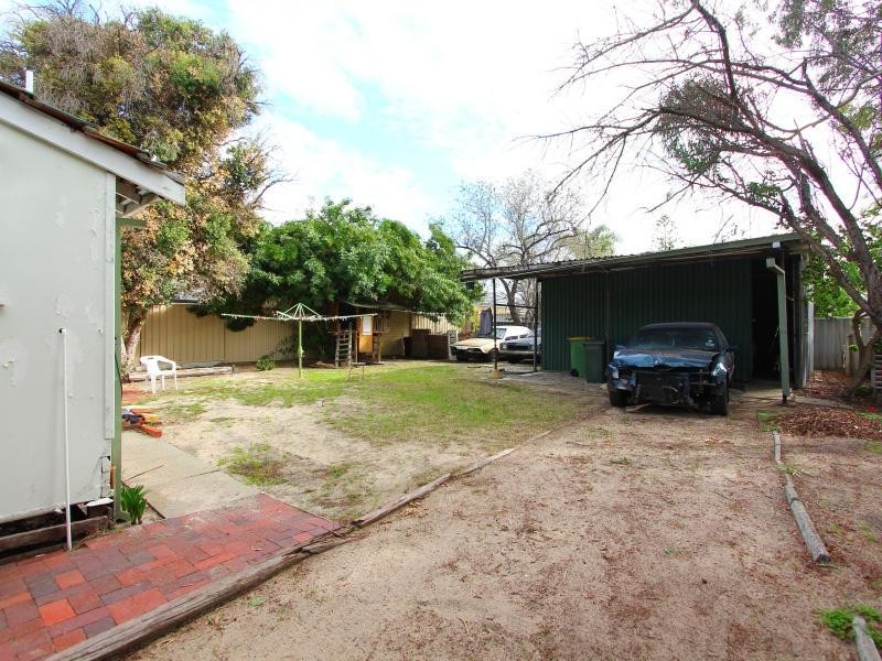 22 Barnsley Street, Queens Park WA 6107