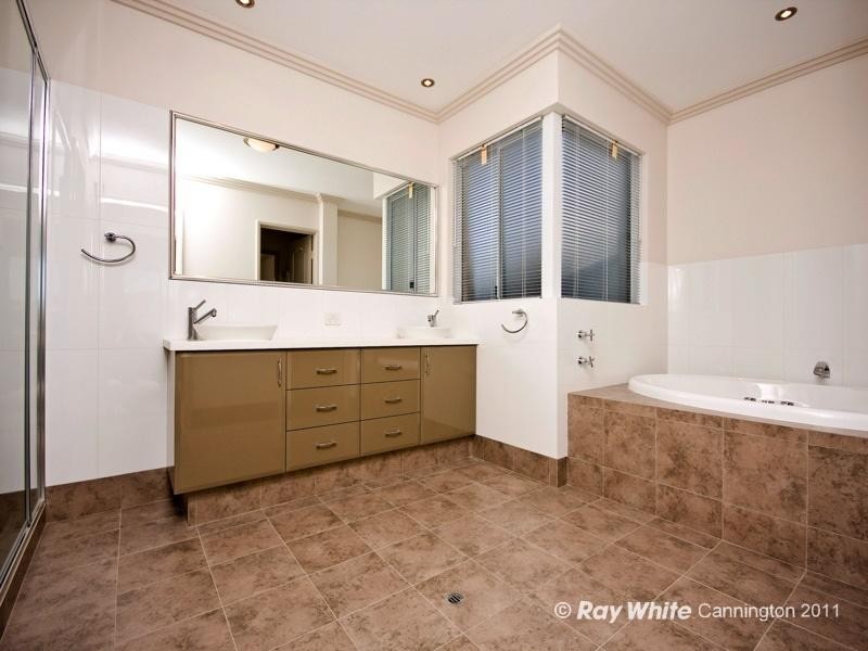 18 Glenariff Boulevard, Canning Vale WA 6155